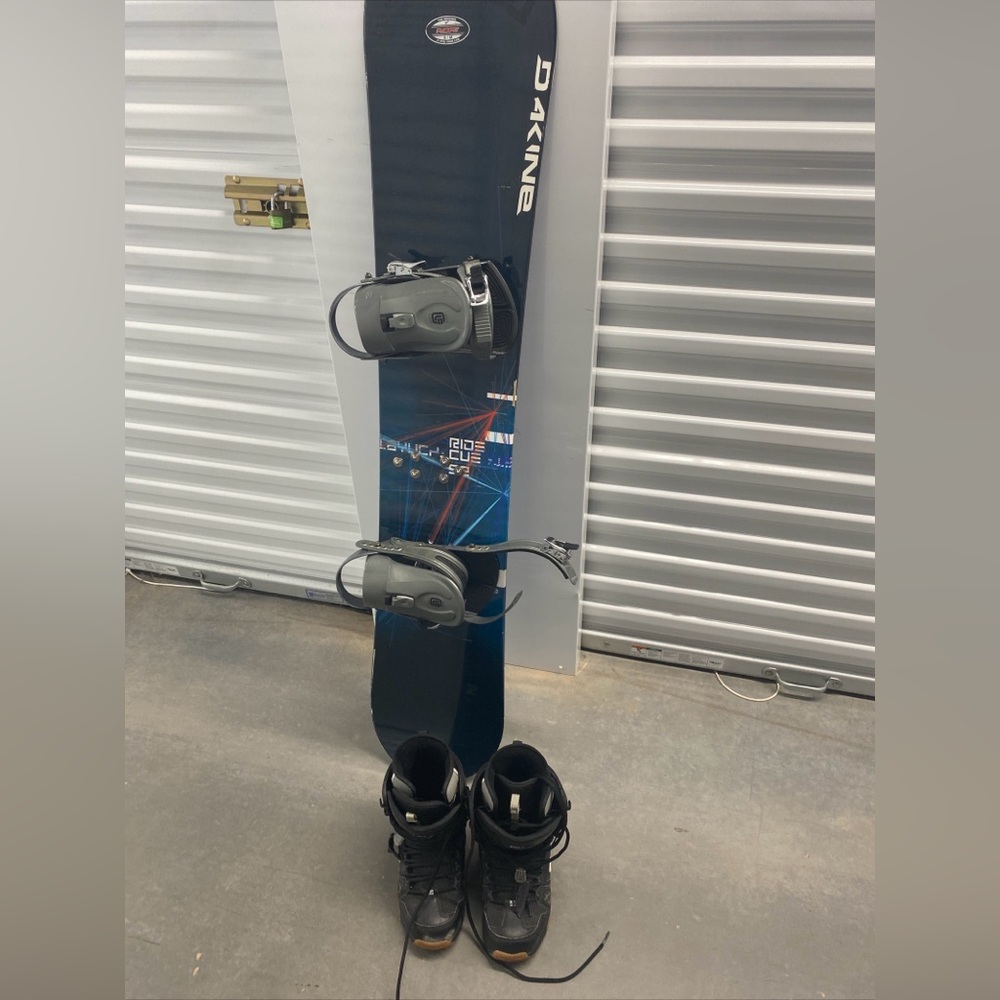 Dakine Snowboard Ride Cue Series 152
 L Series Classic Like New withe Size 9